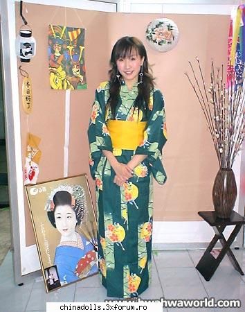 uite o imagine cu tot kimonoul hwa hwa in kimono